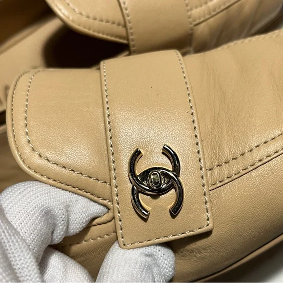 CHANEL Beige Leather Loafers with Black Cap Toe and Gold CC - Picture 14 of 16
